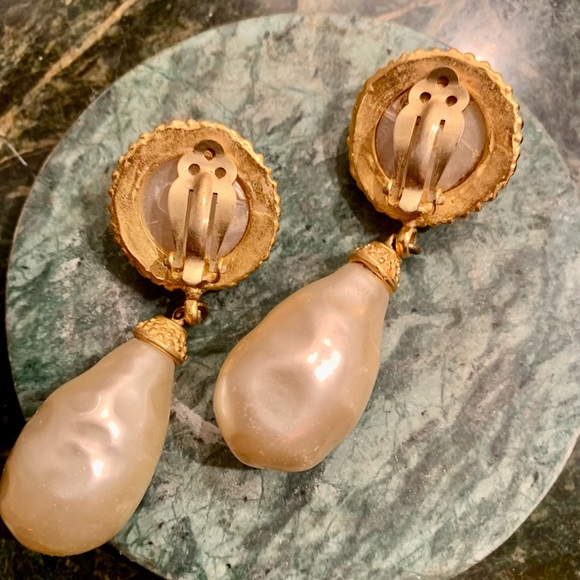 DEANNA HAMRO vintage faux pear clip earring - Picture 2 of 4